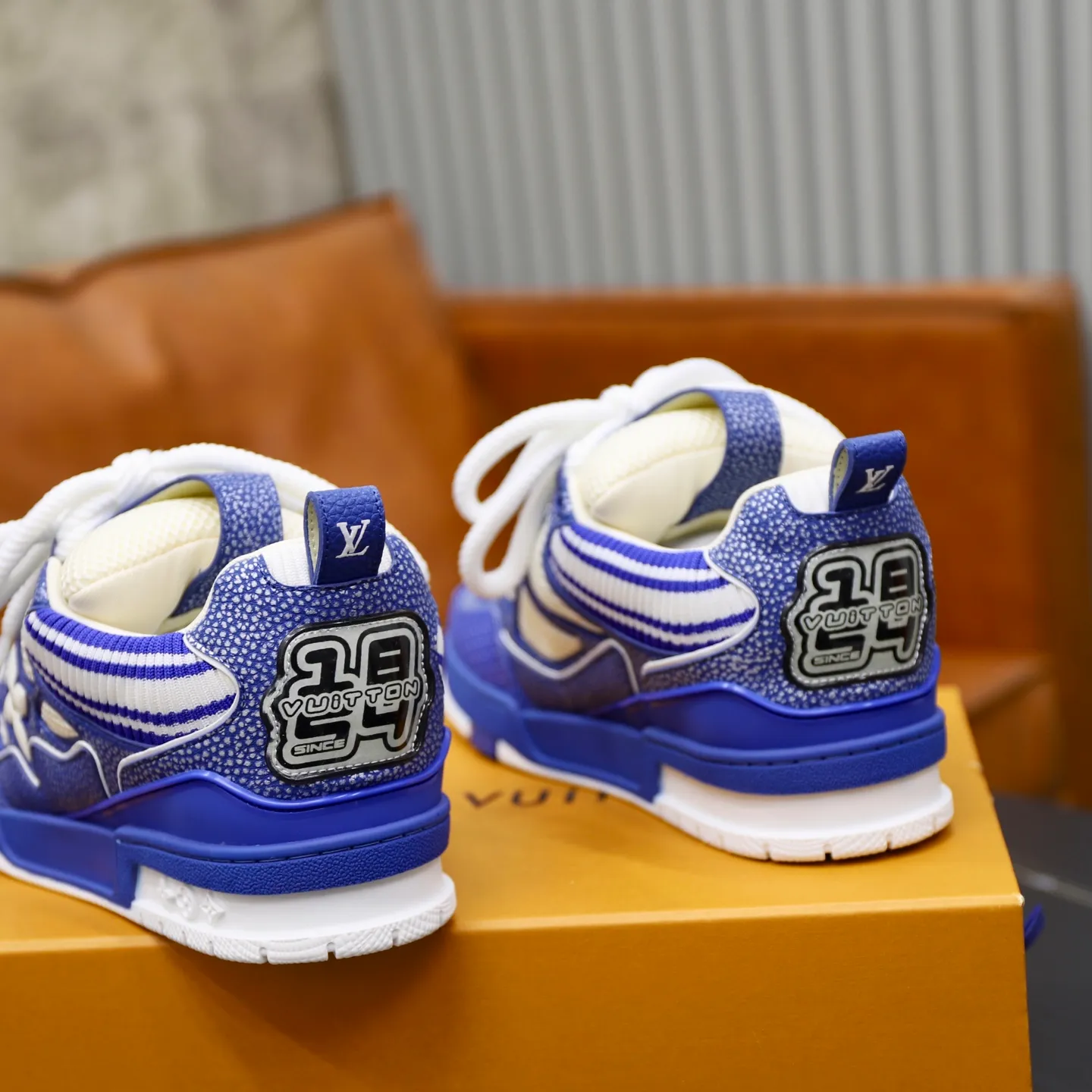 Ex-factory price: 860💰LV Couple👫Louis Vuitton TRAINER sneakers classic Louis Vuitton men's artistic director Virgil Abloh picked inspiration to create this LV Trainer sneaker. Yingze crystal inlays present a colorful effect. VS can be matched with two gorgeous effect colors. The LV letter logo badge on the tongue is gorgeous and noble. The LV letter is decorated on the side. The outsole is decorated with a Monogram flower pattern. It shows the trend of elegance and nobility! Men's and women's models: 35-46